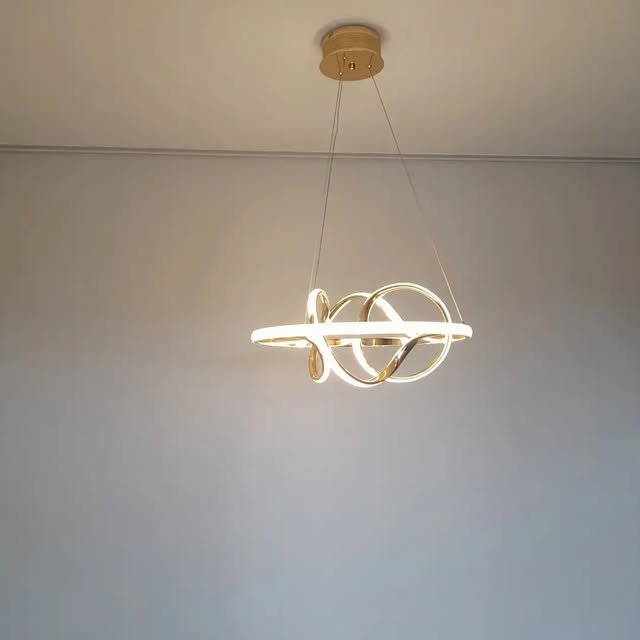 Luminária pendente de LED instalada em ambiente residencial