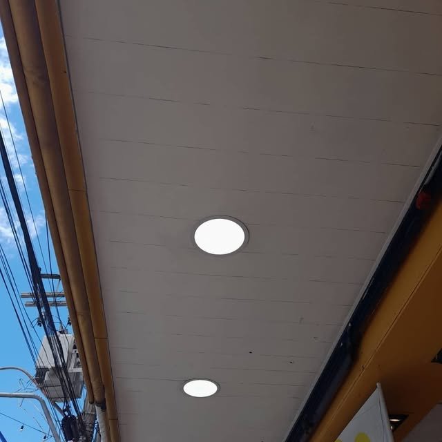 Luminárias redondas instaladas em teto de varanda