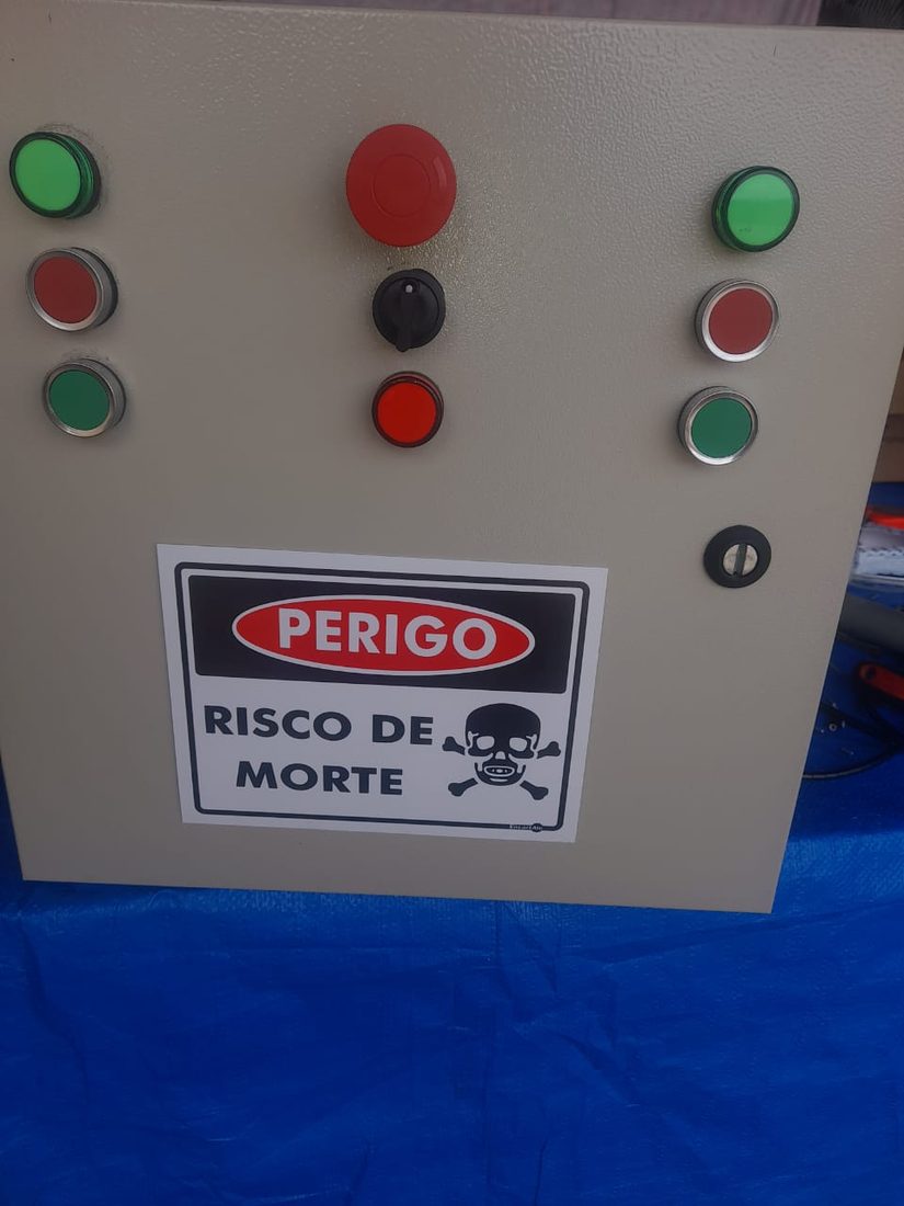 Quadro de comando elétrico com botoeiras e sinalização de segurança