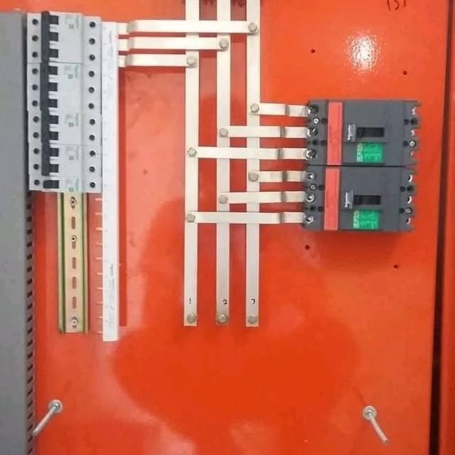 Quadro de comando elétrico com disjuntores instalados