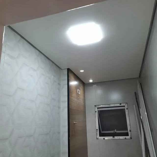 Sanca com spots de LED embutidos em corredor